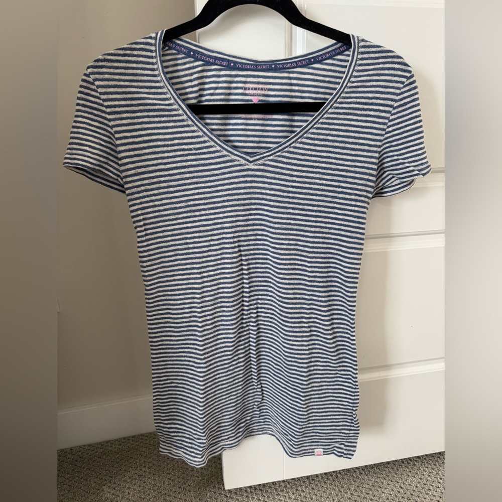 Victoria’s Secret lightweight vneck top